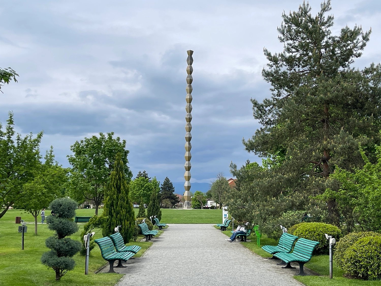 Coloana Infinitului, punct de oprire pe traseul Brâncuși