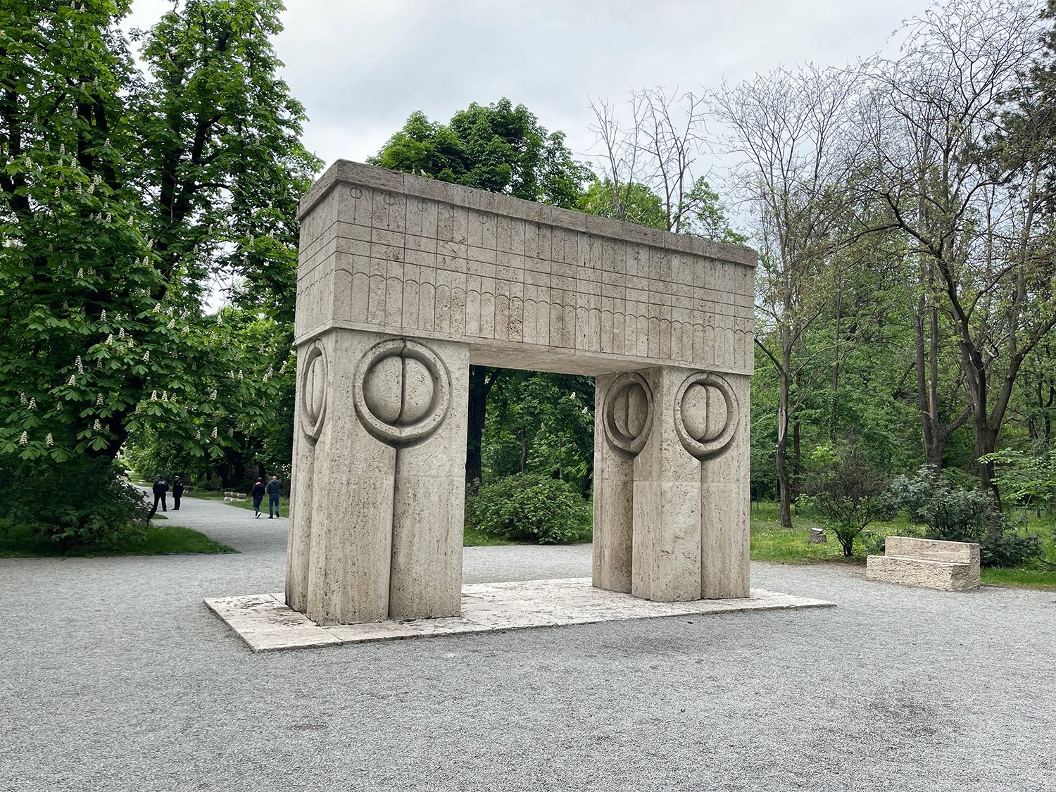 Poarta Sărutului în Parcul Constantin Brâncuși