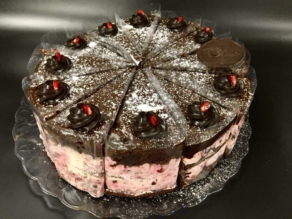 Tort cu fructe și ciocolată de la Cofetăria Bliss din Târgu Jiu.